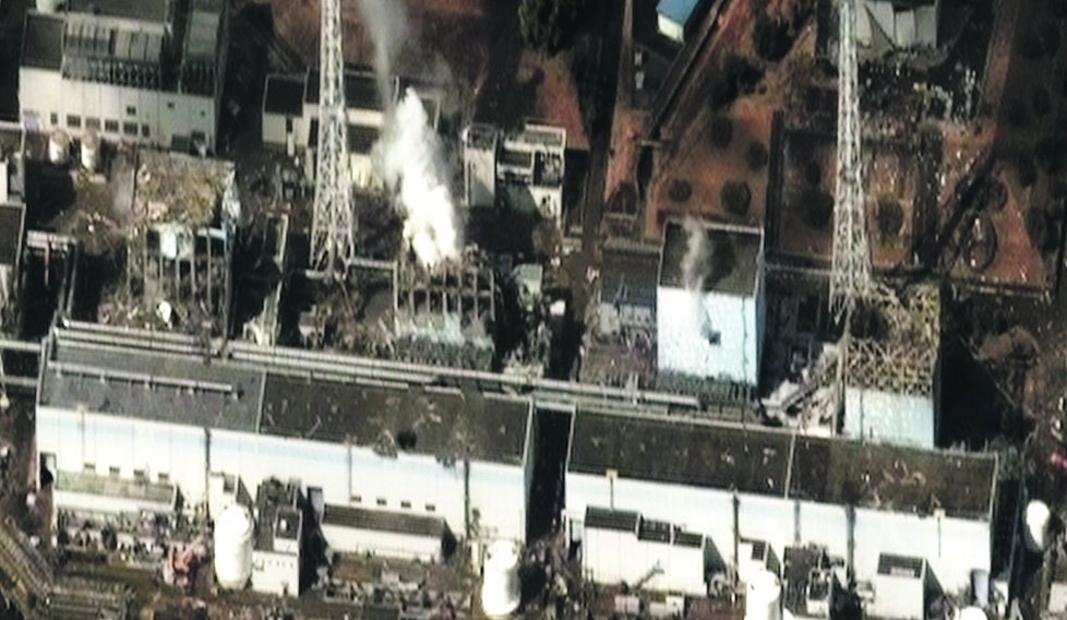Čtyři poškozené reaktorové budovy ve Fukušimě