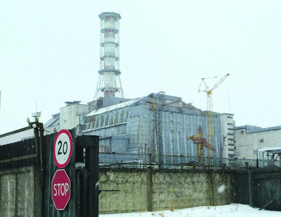 Černobylský reaktor 4 přikryl betonový sarkofág.
