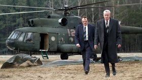 Jared Harris jako hlavní vyšetřovatel Valerij Legasov a Stellan Skarsgård jako místopředseda Rady ministrů Boris Sčerbina v seriálu Černobyl