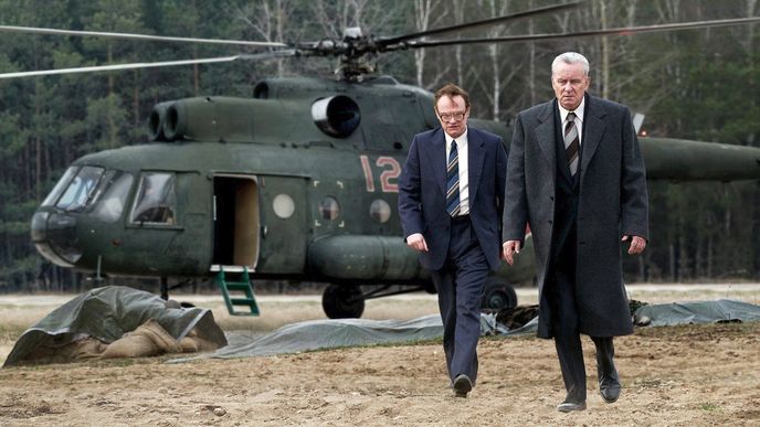 Jared Harris a Stellan Skarsgård v seriálu Černobyl