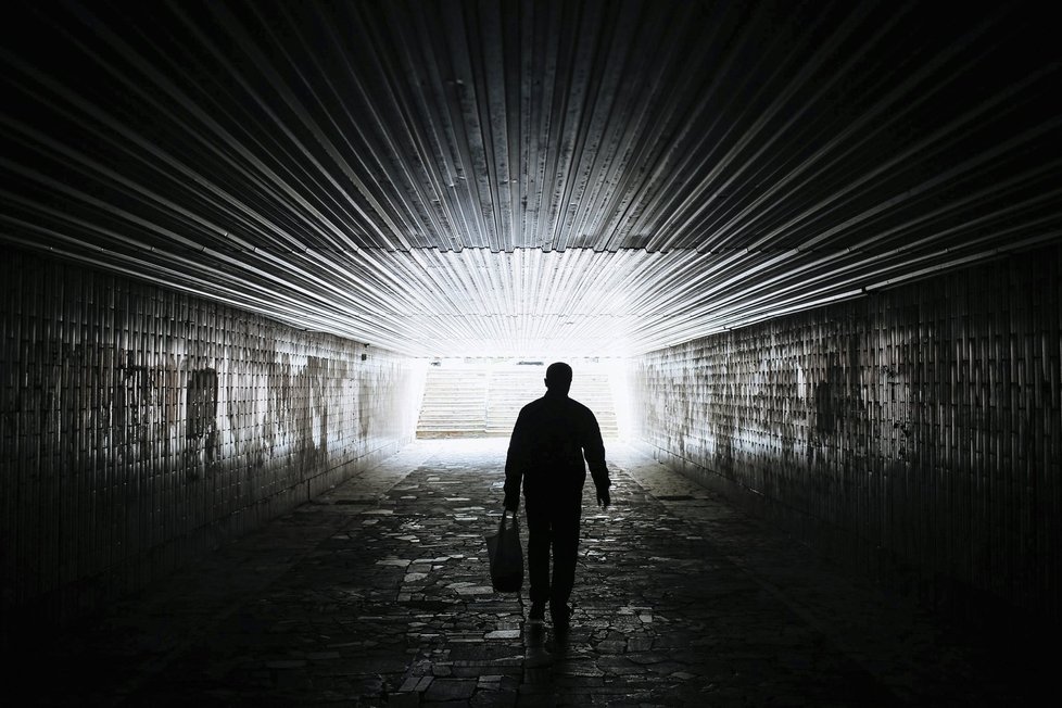 Muž kráčí tunelem ve Slavutiči - městě vzdáleném 50 kilometrů od Černobylu, které bylo postaveno pro evakuovaný personál elektrárny a jejich rodiny.