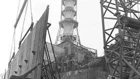 Černobyl: V elektrárně došlo k výbuchu ve čtvrtém reaktoru.