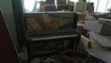 prodejna klavírů v Pripjati, i tyto cenné nástroje musely být opuštěny