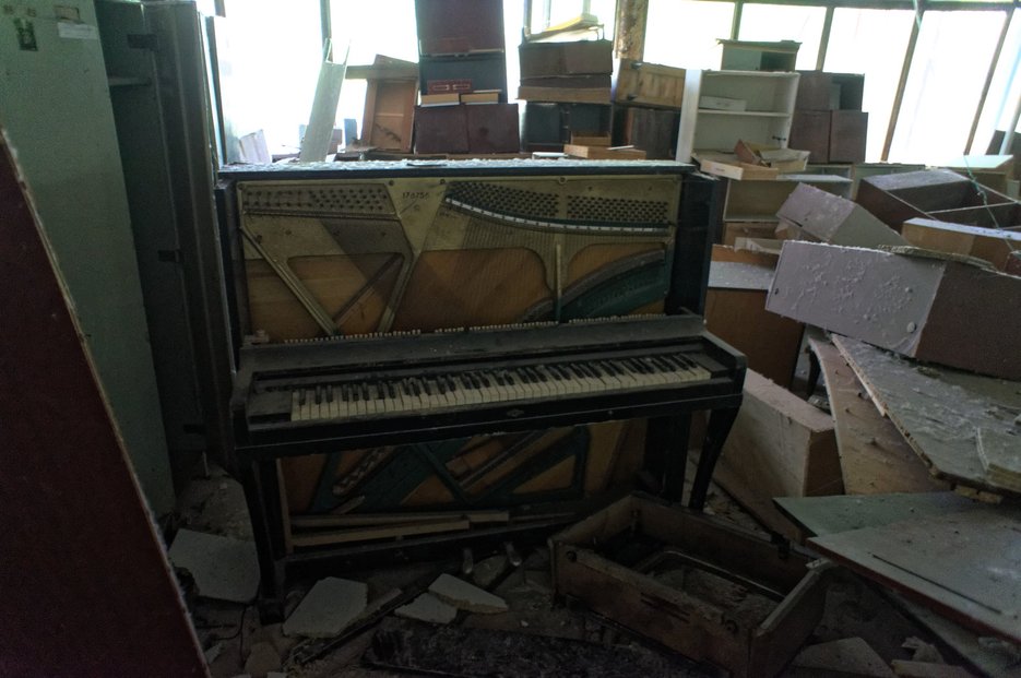 prodejna klavírů v Pripjati, i tyto cenné nástroje musely být opuštěny