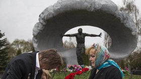 Lidé si připomínají 30 let od výbuchu Černobylu.