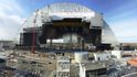 Nový obří kryt, který zakryl havarovaný blok jaderné elektrárny v Černobylu.