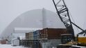 Nový obří kryt, který zakryl havarovaný blok jaderné elektrárny v Černobylu.