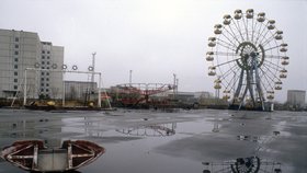 Černobyl, opuštěné ruské kolo připomíná, že se tu kdysi bavili lidé.