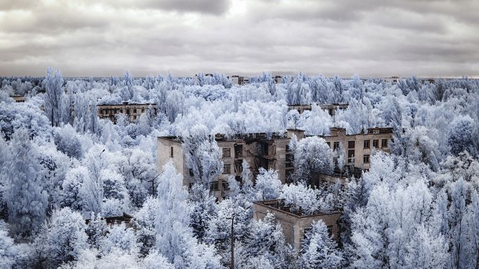 Černobylská havárie se stala 26. dubna 1986, od té doby je místo opuštěné. Zvláštní atmosféru na místě, úřaduje pouze matka příroda, zachytil Vladimir Migutin.