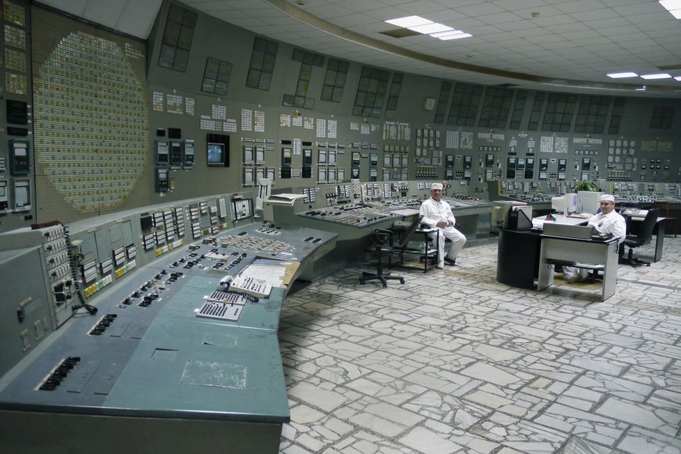 Po osudové havárii 4. reaktoru zůstaly další tři reaktorové bloky stále v provozu, a dokonce se pak ještě dva roky nadále pracovalo na dostavění 5. a 6. bloku. Takto vypadala řídicí místnost 3. bloku, který nakonec sloužil nejdéle – až do roku 2000.