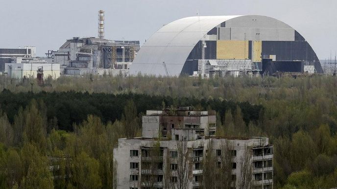 Černobylská jaderná elektrárna - vlevo starý sarkofág, vpravo nově budovaný příkrov