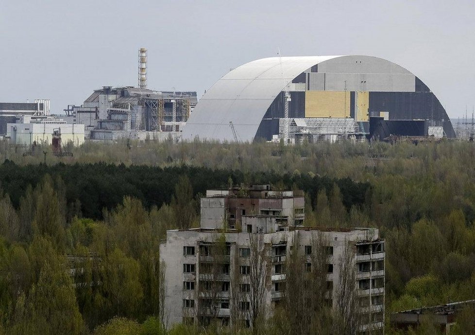 Černobylská jaderná elektrárna - vlevo starý sarkofág, vpravo nově budovaný příkrov.