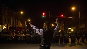 Ve městě se po pondělním Grayově pohřbu zvedla vlna násilných demonstrací