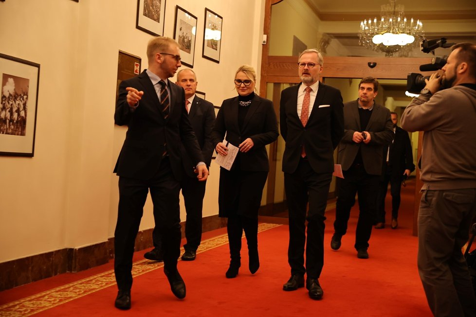 Premiér Petr Fiala (ODS), ministryně obrany Jana Černochová (ODS) a ředitel Vojenského zpravodajství Jan Beroun. (5. 1. 2023)