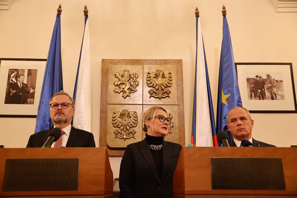 Premiér Petr Fiala (ODS), ministryně obrany Jana Černochová (ODS) a ředitel Vojenského zpravodajství Jan Beroun. (5. 1. 2023)