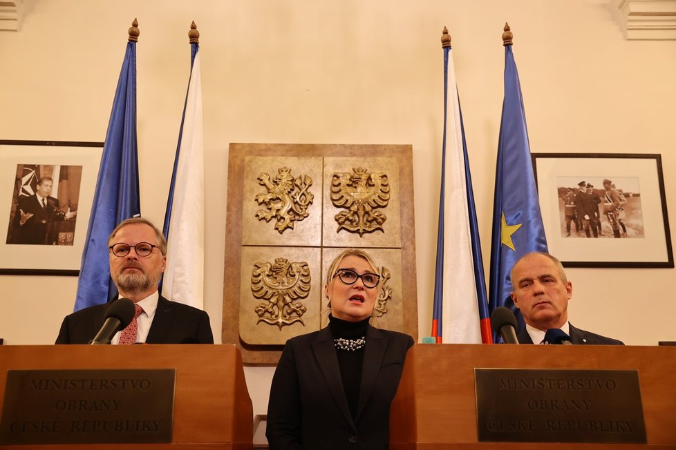 Premiér Petr Fiala (ODS), ministryně obrany Jana Černochová (ODS) a ředitel Vojenského zpravodajství Jan Beroun. (5. 1. 2023)