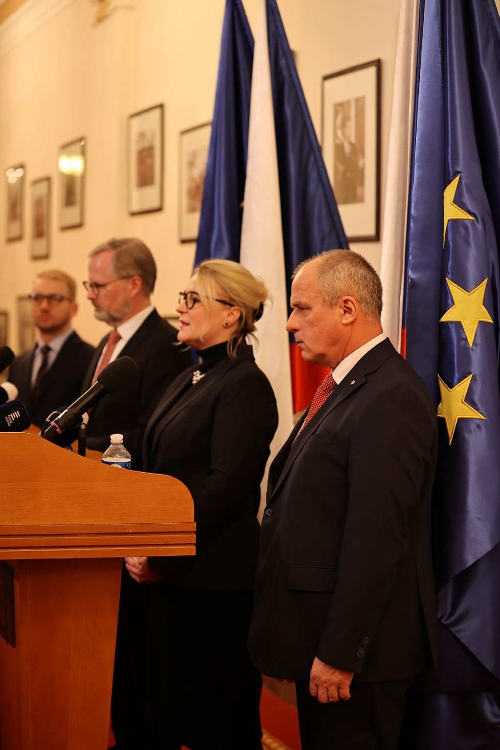 Premiér Petr Fiala (ODS), ministryně obrany Jana Černochová (ODS) a ředitel Vojenského zpravodajství Jan Beroun (5. 1. 2023)