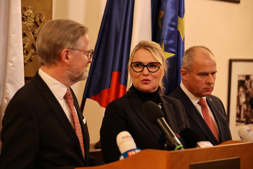 Premiér Petr Fiala (ODS), ministryně obrany Jana Černochová (ODS) a ředitel Vojenského zpravodajství Jan Beroun (5. 1. 2023)