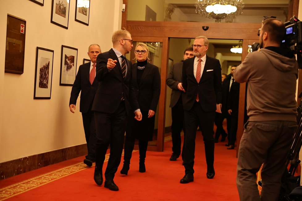 Premiér Petr Fiala (ODS), ministryně obrany Jana Černochová (ODS) a ředitel Vojenského zpravodajství Jan Beroun. (5. 1. 2023)