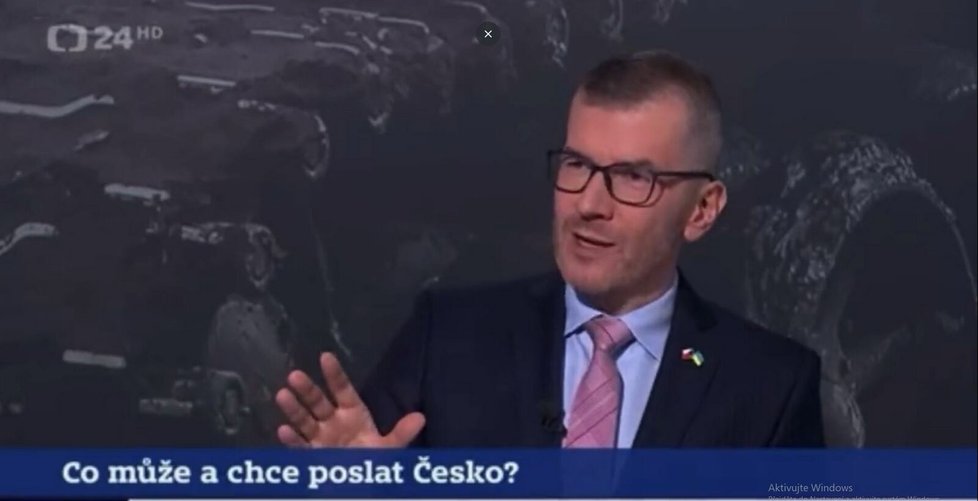 Ministryně obrany Jana Černochová (ODS) zpražila moderátora Železného vražedným pohledem