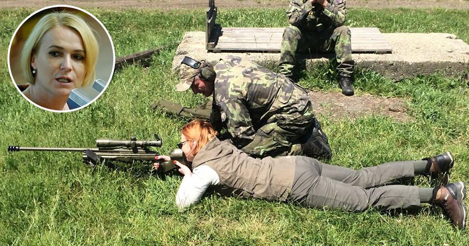 Poslankyně Černochová se ze strachu z výhrůžek začala učit střílet.