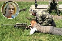 Poslankyni Černochové vyhrožovali: Chtěli jí uříznout hlavu! Tak se učí střílet
