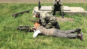 Poslankyni Černochové vyhrožovali, tak se začala učit střílet.