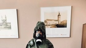 Poslankyně Jana Černochová zamýšlela, že mezi poslance vyrazí v takzvaném „atombordelu“, neboli IPCHO – tedy improvizovaném obleku protichemické ochrany.