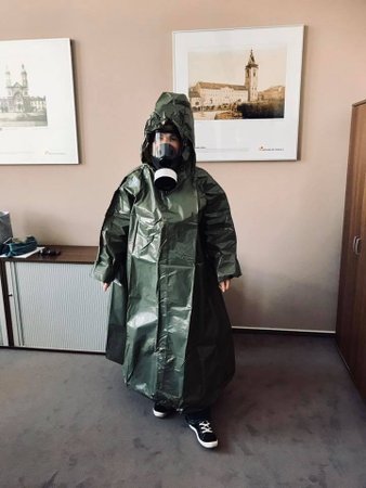 Poslankyně Jana Černochová zamýšlela, že mezi poslance vyrazí v takzvaném „atombordelu“, neboli IPCHO – tedy improvizovaném obleku protichemické ochrany.