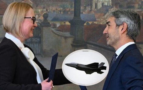 Ministryně Černochová a velvyslanec USA stvrdili podpisem nákup letounů F-35. (29. 1. 2023)