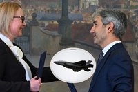 Nejdražší nákup na obraně! Černochová podepsala smlouvu na stíhačky F-35, Fiala kontrakt chválí