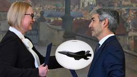 Ministryně Černochová a velvyslanec USA stvrdili podpisem nákup letounů F-35. (29. 1. 2023)