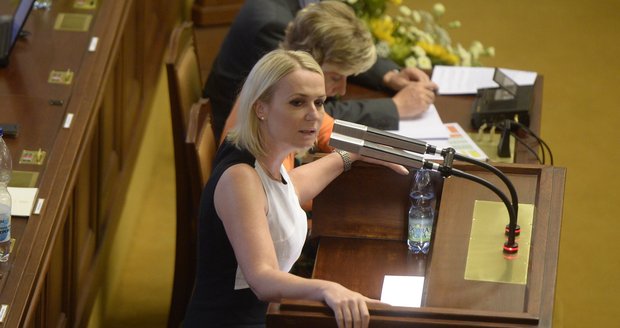 Poslankyně Jana Černochová se ve Sněmovně rozčilovala, že jí kolega naprskal bacily na mikrofon