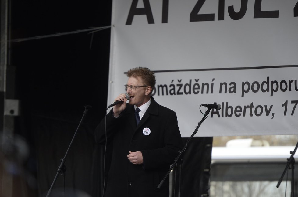 Marek Černoch zpíval během oslav 17. listopadu loni na Albertově hymnu.