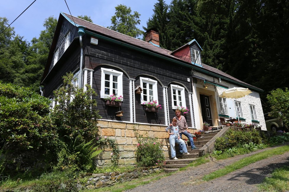 PETRA ČERNOCKÁ je vděčna Brodskému, že ke koupi chalupy jejího otce přemluvil. Není léto, které by zde s mužem, kytaristou Jiřím Pracným netrávila.