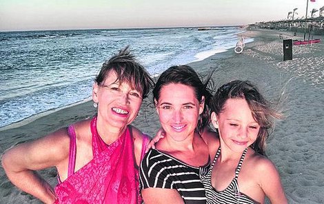 Petra s dcerou Bárou (38) a vnučkou Coco (6) na pláži v Egyptě.