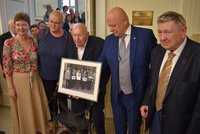 Dárek ke 100. narozeninám: Rektor a fyzik Černohorský dostal na univerzitě aulu