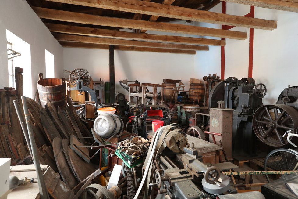 V areálu Černokosteleckého zájezdního pivováru je k nalezení množství historických předmětů, které byly v minulosti nedílnou součástí chodu pivovaru.