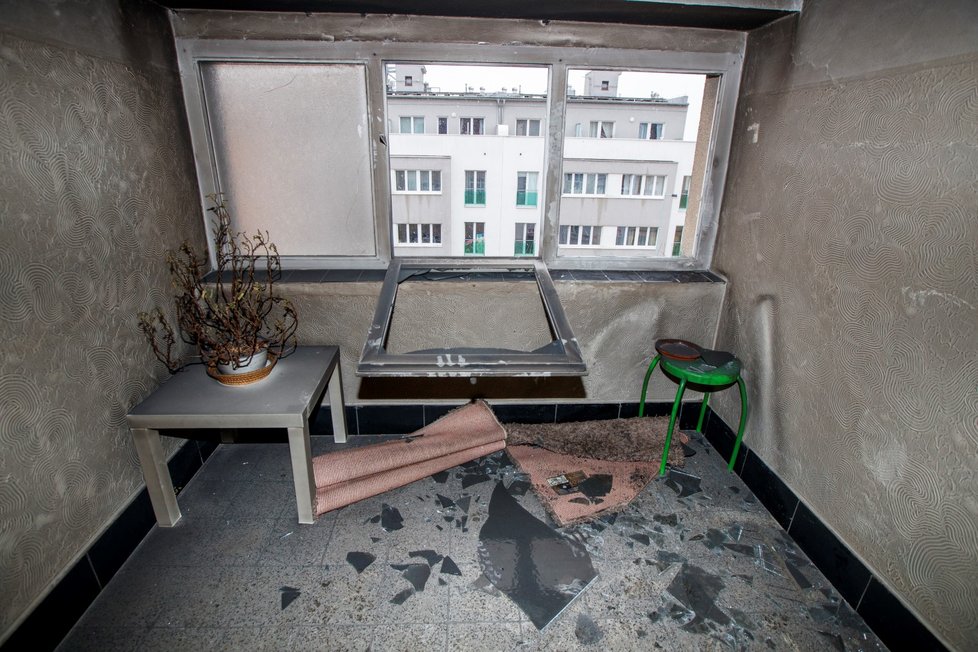 Následky požáru bytového domu v ulici Černokostelecká v pražských Strašnicích.