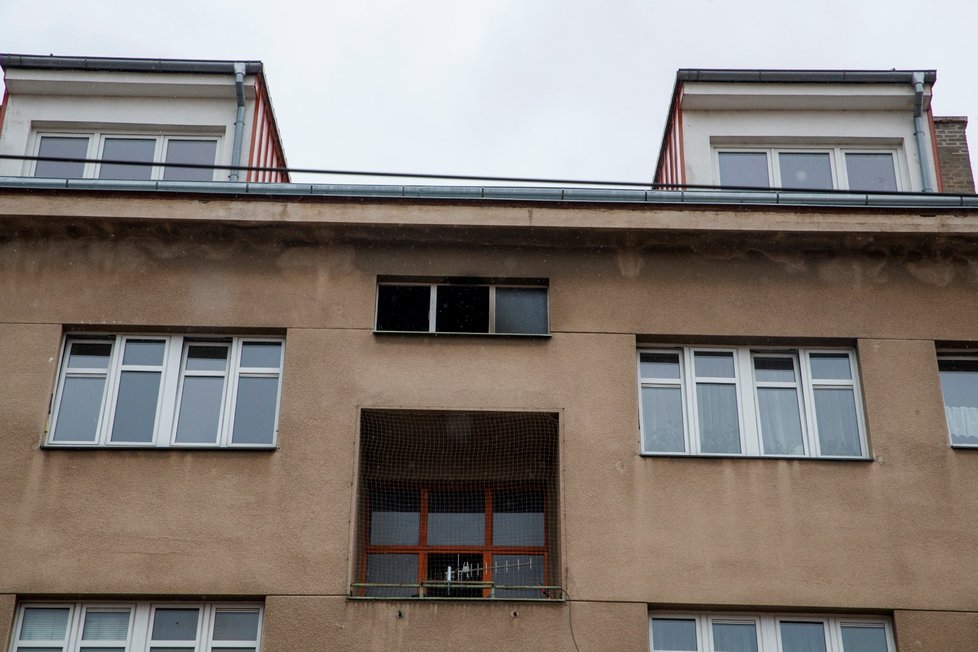 Následky požáru bytového domu v ulici Černokostelecká v pražských Strašnicích.