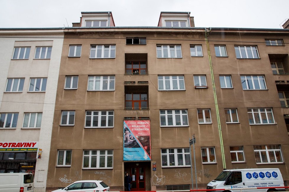 Následky požáru bytového domu v ulici Černokostelecká v pražských Strašnicích.