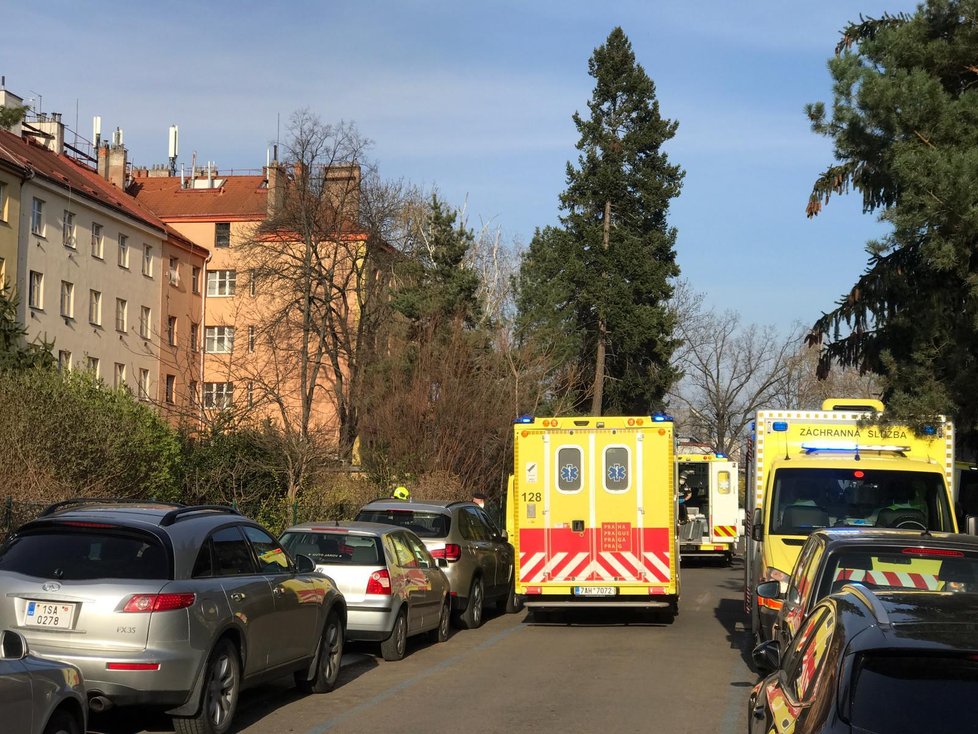 V Černokostelecké ulici v Praze zasahovali hasiči u požáru bytu ve třetím bytě. Na místě jsou zranění. (11. duben 2021)