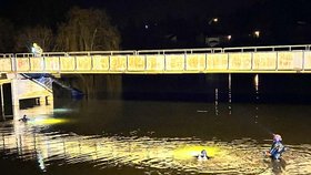 V Černošicích jihozápadně od Prahy došlo k policejní honičce. Řidič při tom naboural a před policisty raději skočil do Berounky. Policisté po něm pátrají. (25. březen 2022)