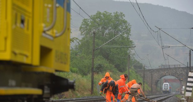 V Černošicích byl kvůli vydatnému dešti omezen vlakový provoz.