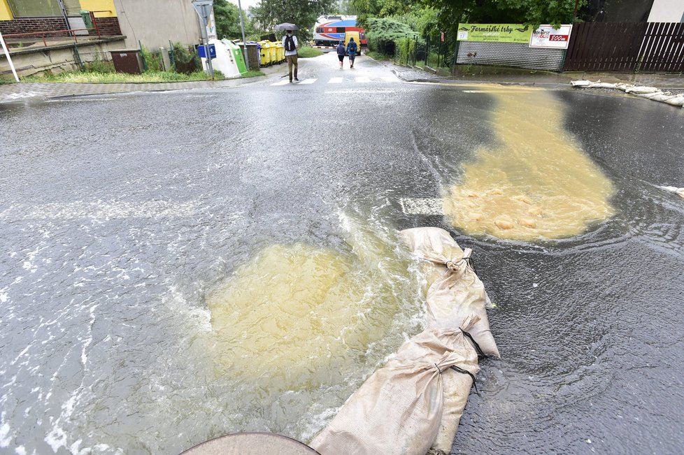 Zaplavené ulice v Černošicích.