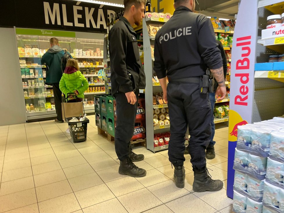 Policie zasahovala v Černošicích, dva muži bez domova tady napadli ostrahu a prodavačku.