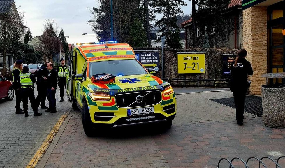 Policie zasahovala v Černošicích, dva muži bez domova tady napadli ostrahu a prodavačku.