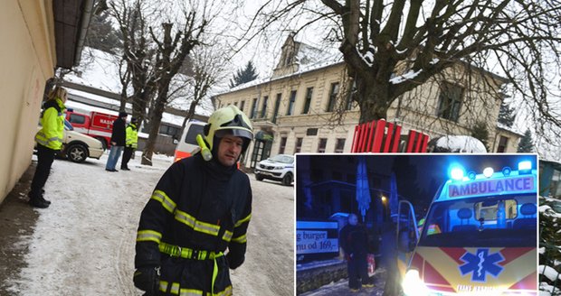 Hasiči zasahovali u požáru hotelu v Černošicích u Prahy, záchranka odvezla pět lidí do nemocnice