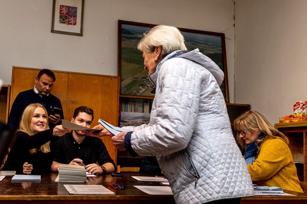 Prezidentské volby: Hlasování v obci Černouček na Litoměřicku (13.1.2022)