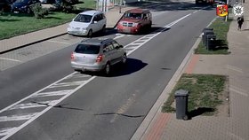 Řidič na Královéhradecku kličkoval po silnici a pokračoval v jízdě i bez pneumatiky.